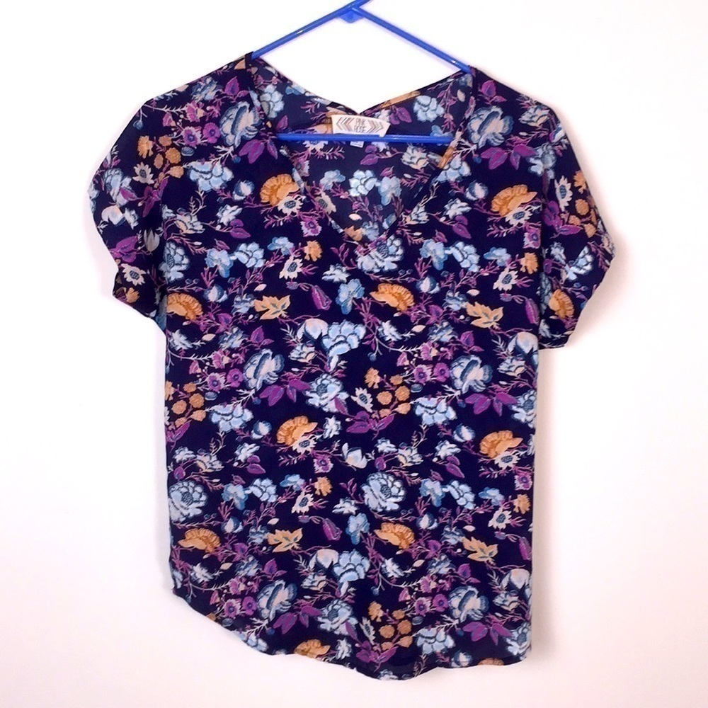 Pink Rose blue floral top. Size smal…